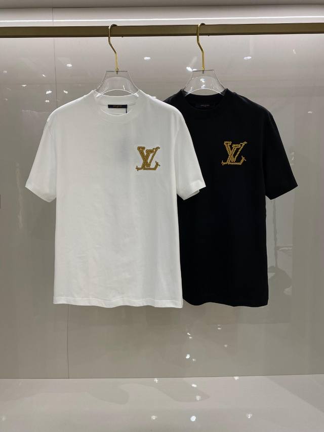 Lv 24 Ss春夏新款棉质圆领短袖t恤 胸前麻花绳刺绣工艺 顶级丝光棉面料定制 标准版型 黑 白 两色 男女同款 码数：S M L Xl Xxl - 点击图像关闭