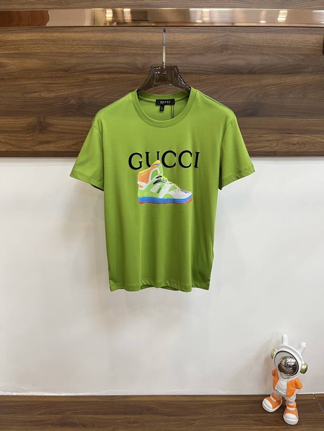 主推 Gucci 2024Ss早春新款发布 古琦圆领t恤，Logo印花 穿上就是舒适自在又显瘦的存在，慵懒而随性，结合干净简单的色系就特别耐看，适合日常穿着~倾