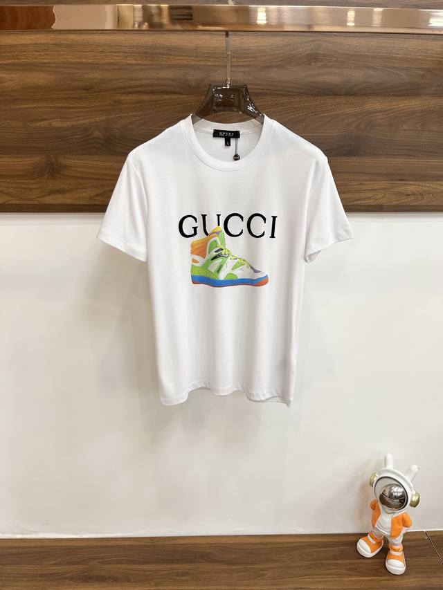 主推 Gucci 2024Ss早春新款发布 古琦圆领t恤，Logo印花 穿上就是舒适自在又显瘦的存在，慵懒而随性，结合干净简单的色系就特别耐看，适合日常穿着~倾