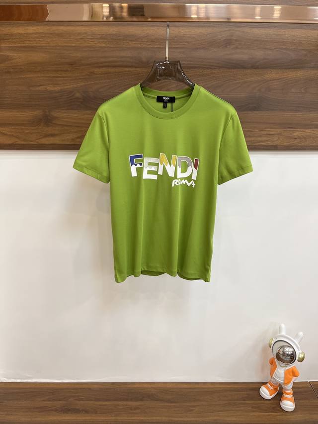 主推 Fendi 2024Ss早春新款发布 芬迪圆领t恤，Logo印花 穿上就是舒适自在又显瘦的存在，慵懒而随性，结合干净简单的色系就特别耐看，适合日常穿着~倾