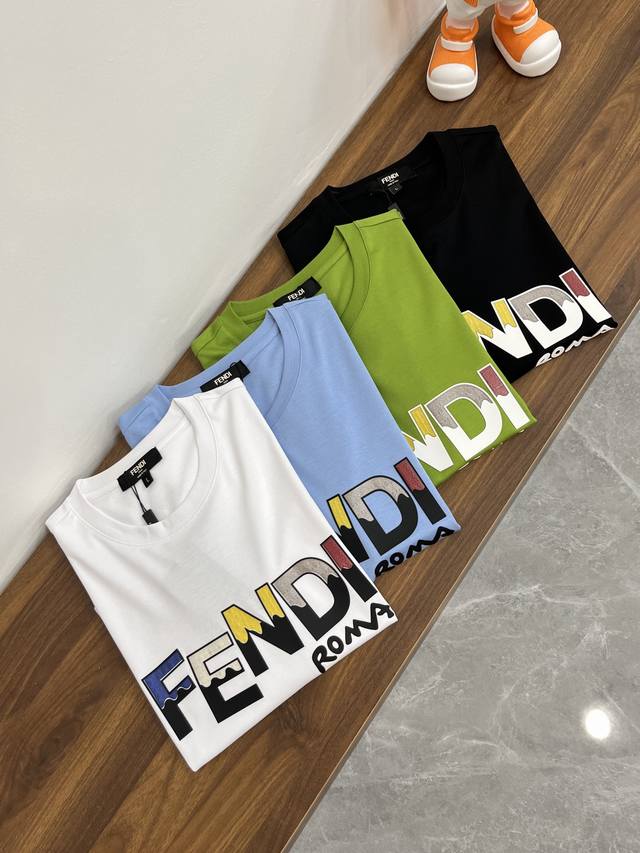 主推 Fendi 2024Ss早春新款发布 芬迪圆领t恤，Logo印花 穿上就是舒适自在又显瘦的存在，慵懒而随性，结合干净简单的色系就特别耐看，适合日常穿着~倾