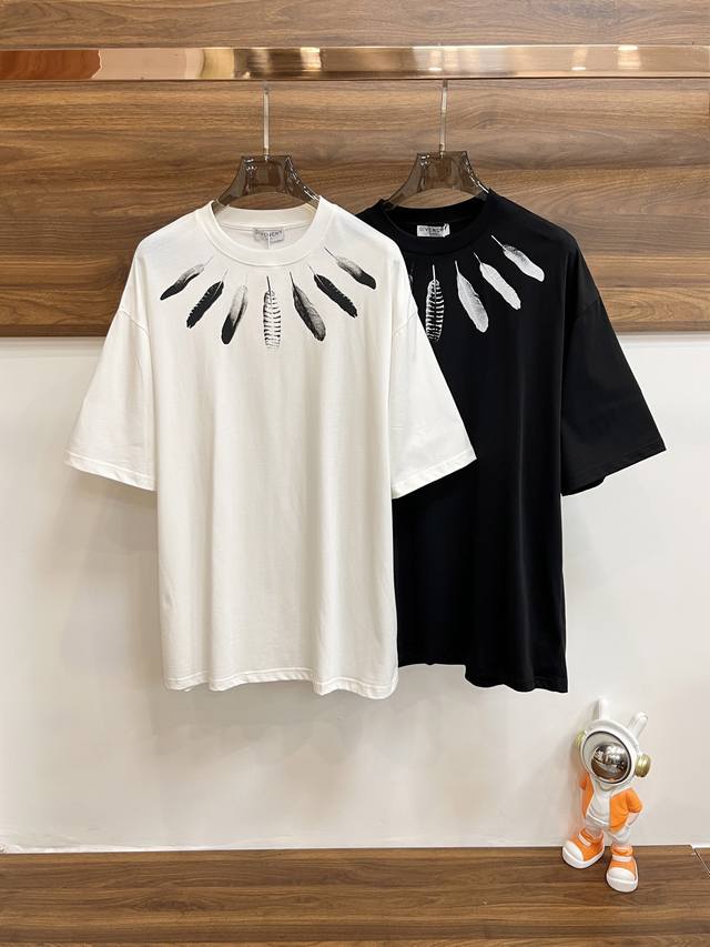主推 Givenchy 纪梵希 24Ss早春圆领t恤穿上就是舒适自在又显瘦的存在，慵懒而随性，结合干净简单的色系就特别耐看，适合日常穿着~倾情推出缀饰活力印花的
