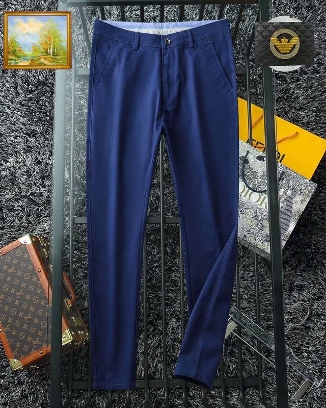 阿玛尼 2022新款休闲裤，官网同步发售。品牌经典logo休闲裤 ，定制面料，舒适度极好，手触感强烈。辨识度极高，完美品相工艺。 上身超漂亮！标准码数：29-3