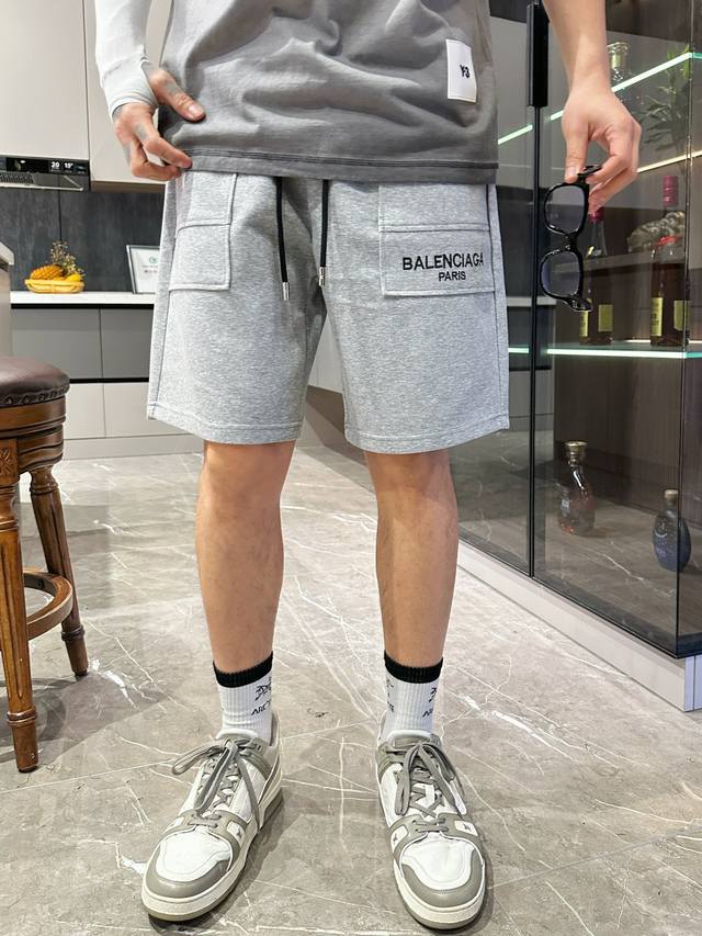 巴黎世家 2024春夏新款休闲短裤！官网同步发售。定制品牌经典logo，定制面料，舒适度极好，手触感强烈。辨识度极高，完美品相工艺。 尺码：M-3Xl
