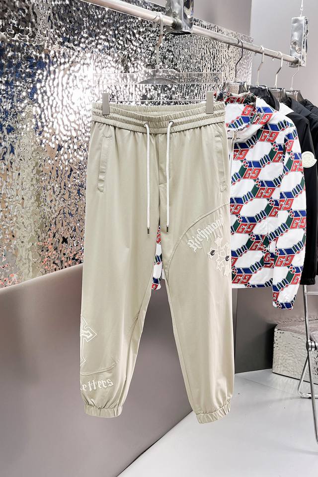 克罗心 2024春夏新款休闲裤！官网同步发售。品牌经典logo休闲裤 ，定制面料，舒适度极好，手触感强烈。辨识度极高，完美品相工艺。 尺码：M-3Xl