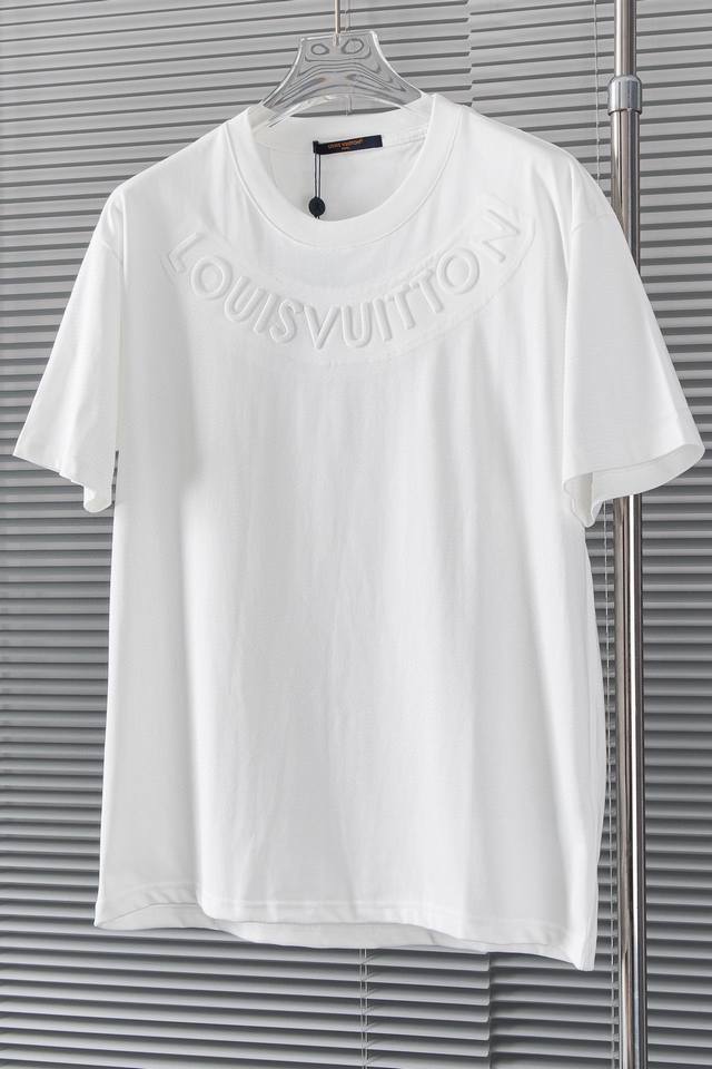 New# Lv 2024Ss圆领短袖t恤。客供进口100%棉面料，以天然植物纤维提炼出来，手感柔软，穿着舒适，完全不易有刺激皮肤，这样的面料吸湿性、透气性良好。