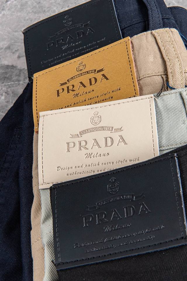 New# 普拉达 Prada 24Ss春夏轻奢时尚定制休闲裤# 简洁干练的风格，精致卓越的品质男装，每款的设计点跟舒适度都能做到平衡，刚刚上线的这款官网主打单品