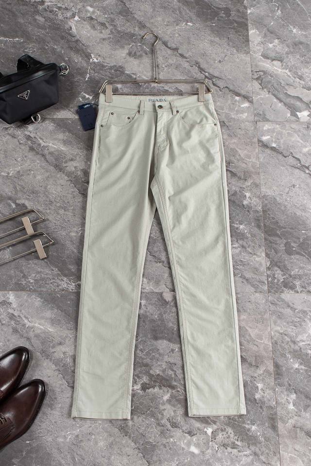 New# 普拉达 Prada 24Ss春夏轻奢时尚定制休闲裤# 简洁干练的风格，精致卓越的品质男装，每款的设计点跟舒适度都能做到平衡，刚刚上线的这款官网主打单品