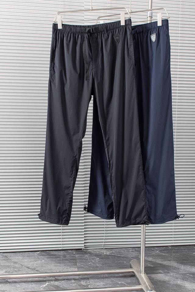 New# 路易威登 Lou*Svuitt** 2024春夏新款休闲运动裤#这款长裤采用再生尼龙面料打造，饰以标志性皮质徽标。是时尚休闲与户外运动的完美结合，所以