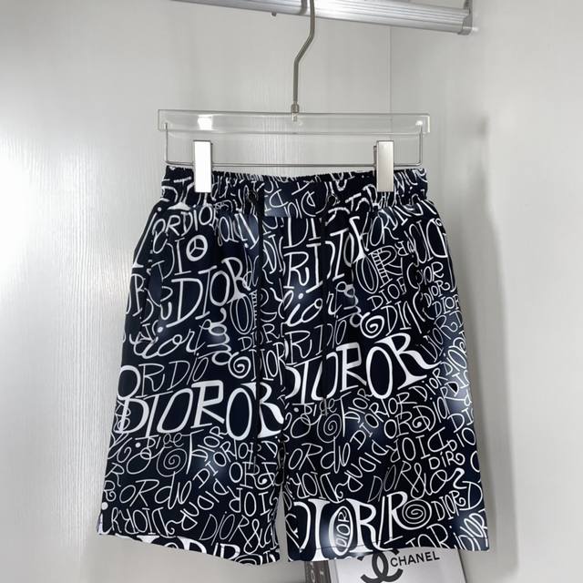 Dior迪奥 春夏新品 最新款短裤、时尚沙滩裤、做工细节无可挑剔、完美出品、进口机直喷数码印，专柜高科技速干纤维尼龙面料、清爽舒适、型男必备！M-3X码 下单请