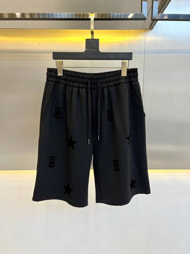 Bur巴宝莉、2024夏季新品潮牌五角星字母印花短裤，宽松直筒休闲五分裤，全新设计的品牌元素，同时在工艺制作上也是全新的创作灵感，无疑让这款百搭的短裤逼格更高，