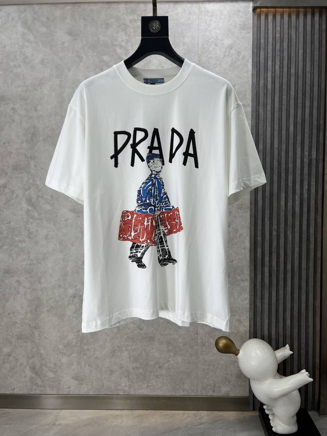 Prada 普拉达 2024Ss最新款短袖t恤，原标 定制面料，手感柔软，穿着舒适，做工精细.上身效果无敌帅气kz，码数：M-3Xl
