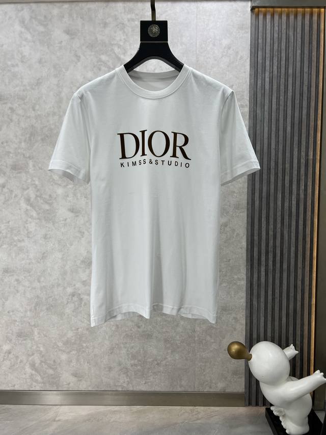 Dior 迪奥 2023春夏休闲商务刺绣logo短袖t恤，采用优质面料 进口工艺，边角规整光滑细腻有立体感，不变一如既往的辨识度，高密度双纱丝光棉！配色就不一一