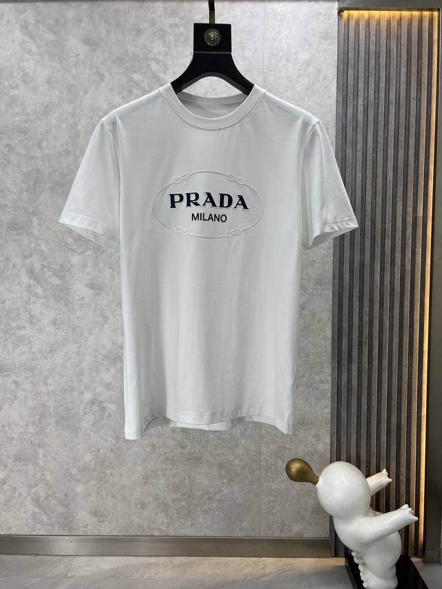 Prada 普拉达 可穿220斤 2023春夏休闲商务刺绣logo短袖t恤，采用优质面料 进口工艺，边角规整光滑细腻有立体感，不变一如既往的辨识度，高密度双纱丝