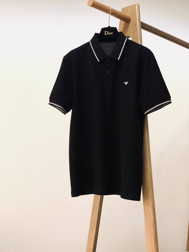 Dior Homme 迪奥 桀傲 2023Ss春夏新品 商务休闲 经典款 撞色领短袖polo衫.衣领处袖口撞色很有细节感，经典蜜蜂点缀刺绣 合体的版型.面料采用