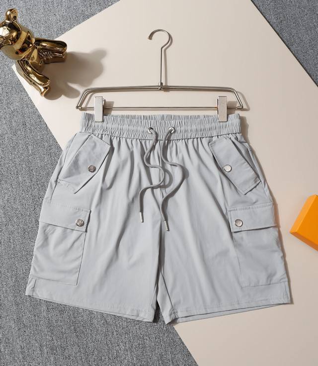 罗意威 24款休闲短裤 专柜定制面料 透气舒适度高，细节无可挑剔，品牌元素设计理念，体现高品质。手感细腻柔软！呈现休闲裁剪，上身版型超赞！ 码数：M-3Xl