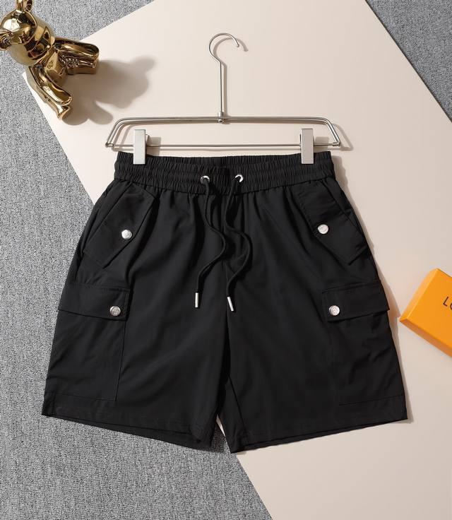 罗意威 24款休闲短裤 专柜定制面料 透气舒适度高，细节无可挑剔，品牌元素设计理念，体现高品质。手感细腻柔软！呈现休闲裁剪，上身版型超赞！ 码数：M-3Xl