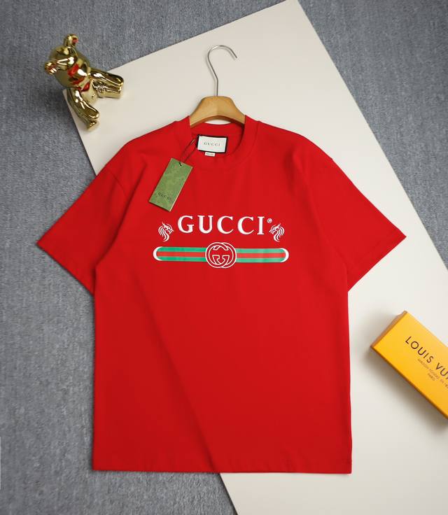 Gucci 最顶级版本字母涂鸦款潮流纯棉短袖，最顶级的品质专柜原单短袖，顶级制作工艺进口面料，专柜款独特设计，采用进口高端订制进口丝线手感一流！官网在售！码数：