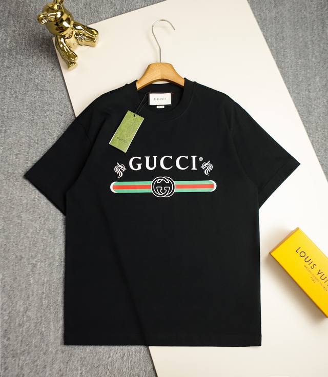 Gucci 最顶级版本字母涂鸦款潮流纯棉短袖，最顶级的品质专柜原单短袖，顶级制作工艺进口面料，专柜款独特设计，采用进口高端订制进口丝线手感一流！官网在售！码数：
