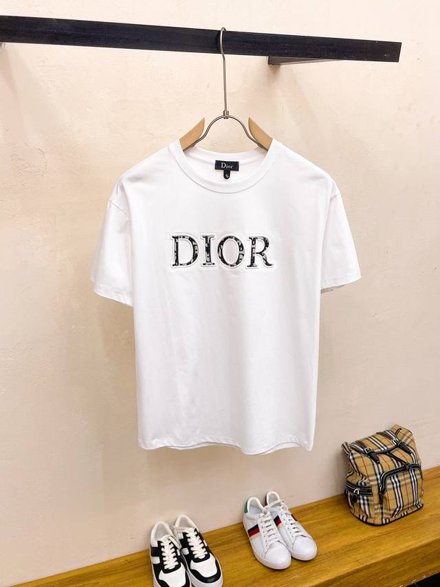 Dior迪奥 2024Ss新品短袖t恤，时尚有型，简约百搭款。版型挺括，经典范家logo，新工艺搭配，穿着舒适，纱织细腻，上身帅气十足，三标齐，所有精细做工让整