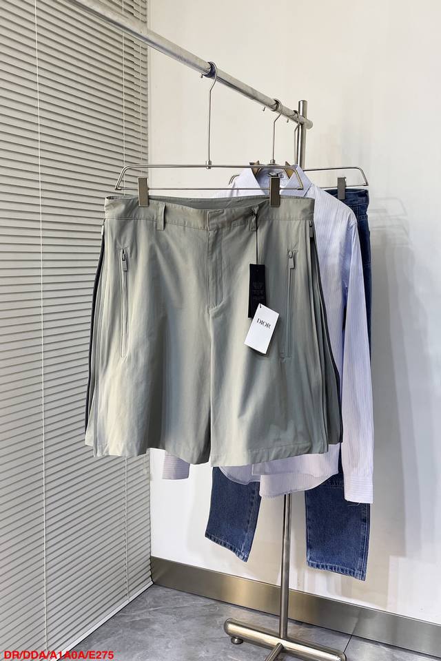 E275 Dr Dior 2024Ss夏季新款运动短裤，此款短裤原版开模，采用灰色棉质混纺面料制作，带有侧面和后侧拉链口袋，侧面展示三角形衬料设计，背面以dio