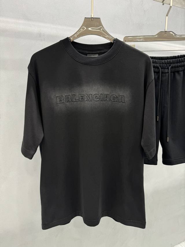 Balenciag*巴黎24S新款潮牌短袖t恤.原单推荐.男女同款！高克重280G纯棉水洗面料.胸前经典巴黎字母绣花.搭配水洗渐变效果简单高级！后背重工水洗加3