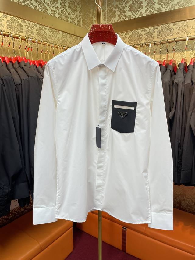 Prada 普拉达 2024新款 口袋经典logo 定制皮革拼接 高品质长袖衬衫 纯棉面料 男女同款 颜色:黑白 尺码:M-3Xl