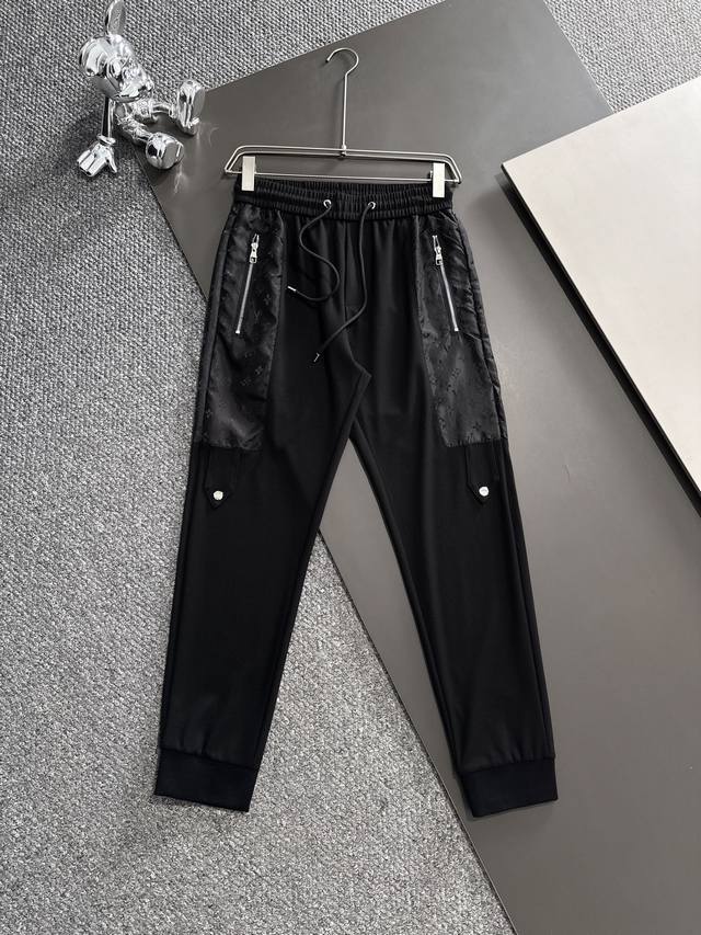 路易威登 2024春夏新款休闲裤！官网同步发售。品牌经典logo休闲裤 ，定制面料，舒适度极好，手触感强烈。辨识度极高，完美品相工艺。 尺码：M-3Xl
