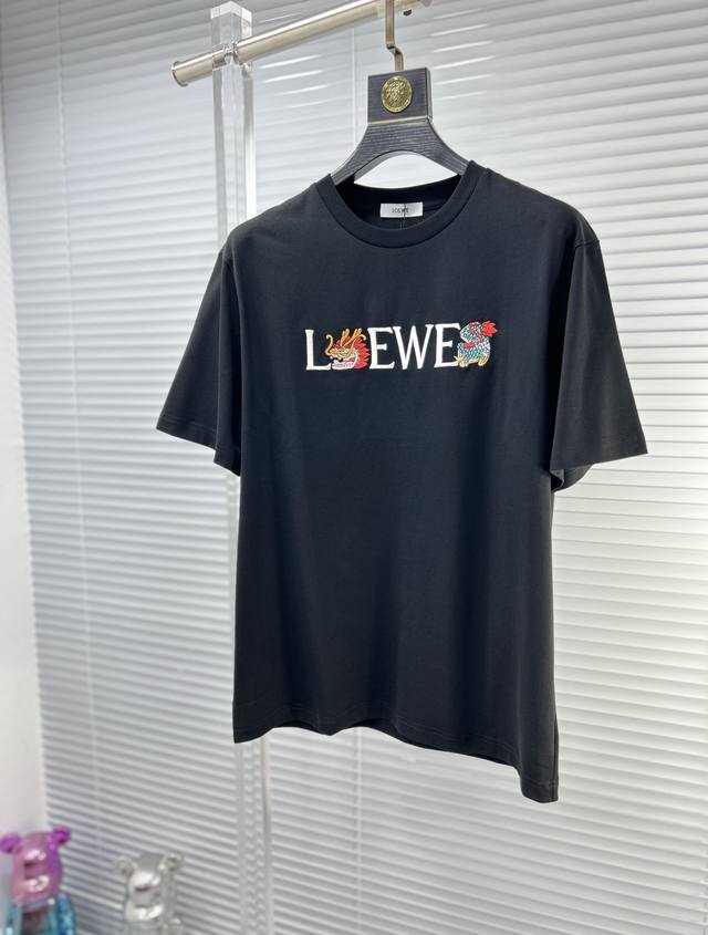 Loew*罗意威 Ss24夏季新款短袖t恤，高版本 官w1-1克重260 三标齐全 顶级图案logo，帅气时尚，简约百搭款。面料棉 不仅挺括，保持潮流的廓形，又
