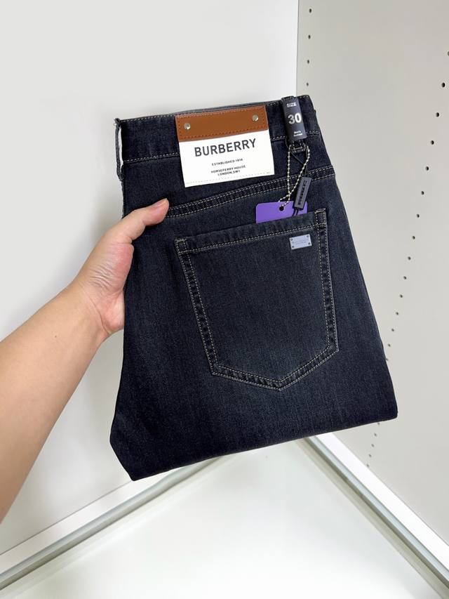 Burberry 巴宝莉 新款新品 专柜有售 实体店极品牛仔裤专柜原版1:1好货，适合各个年龄段。市场最高版本的欧洲进口面料。舒适柔软亲肤，上身效果超级棒时尚百
