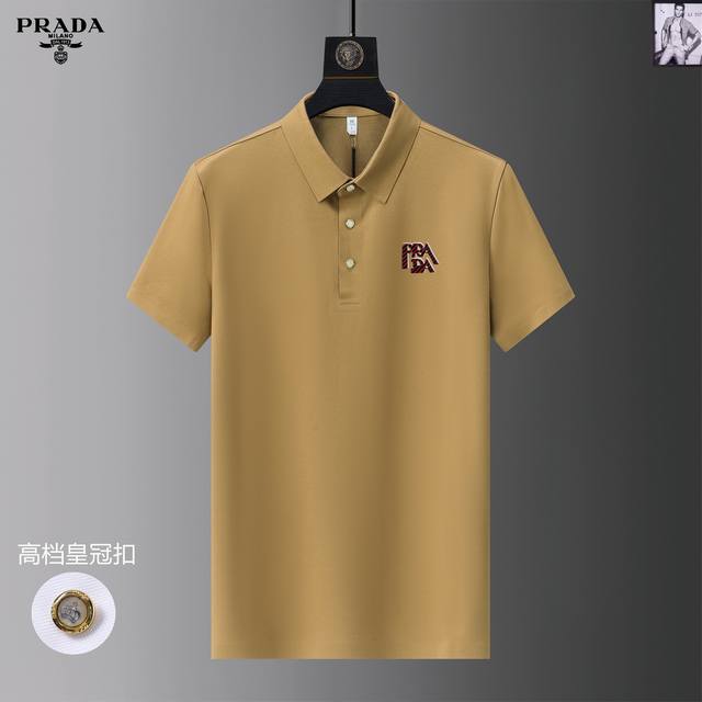 Prada 普拉达 2024夏季新款 丝光面料翻领时尚百搭商务短袖， 全球顶级男装，简约时尚，从容百搭，大气优雅 极度舒适体验 高端面料 色泽鲜艳 极致顺滑触感