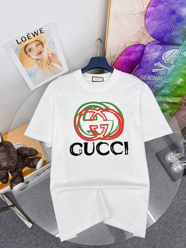 Gucci 古奇 2024夏季新品时尚经典圆领短袖时尚单品设计，更加时尚舒适，高标准定制，上身非常有型，胸前奢华品牌经典logo 图案 客供辅料，客供进口高档面