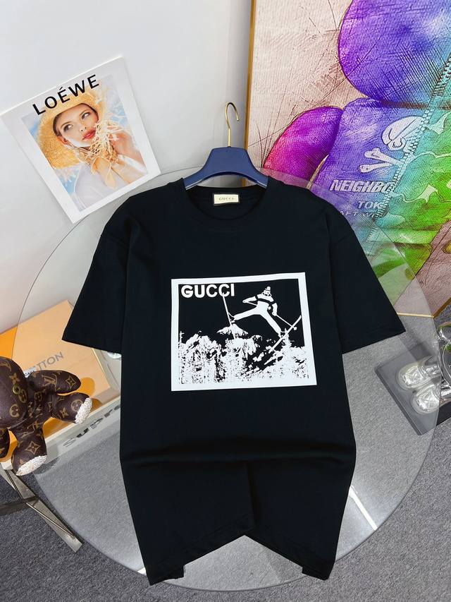 Gucci 古奇 2024夏季新品时尚经典圆领短袖时尚单品设计，更加时尚舒适，高标准定制，上身非常有型，胸前奢华品牌经典logo 图案 客供辅料，客供进口高档面