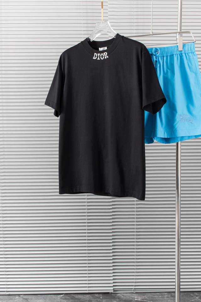 New# Di*R 2024Ss圆领短袖t恤。客供进口100%棉面料，以天然植物纤维提炼出来，手感柔软，穿着舒适，完全不易有刺激皮肤，这样的面料吸湿性、透气性良