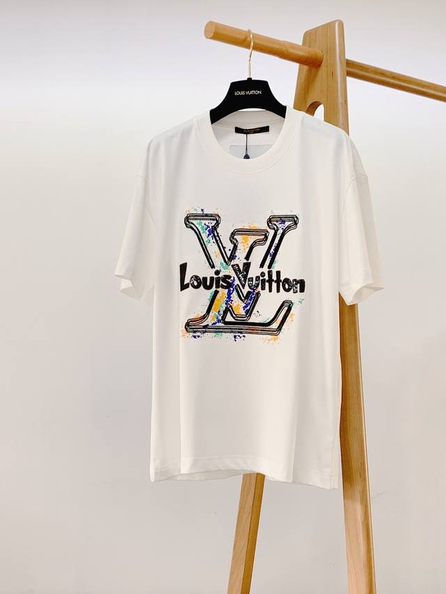 Louisvuitton 路易威登 2024Ss春夏新品 时尚休闲短tee，进口优质高支纯棉面料打造，舒适透气，质地超赞，胸前勾勒刺绣印花刺绣图案，背后贴布标识