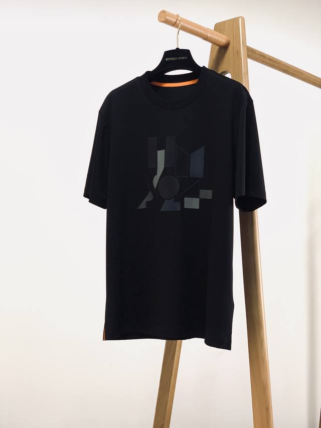 Hermès 爱马仕 2024Ss春夏新品 男士高级休闲短tee，标志性设计衔元素，亮眼时髦，品质感档次感都足够出色。不需要过多logo，懂的人自然明白你穿的是