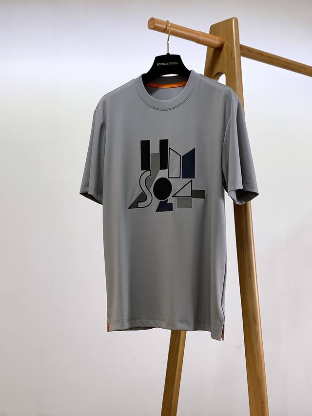 Hermès 爱马仕 2024Ss春夏新品 男士高级休闲短tee，标志性设计衔元素，亮眼时髦，品质感档次感都足够出色。不需要过多logo，懂的人自然明白你穿的是