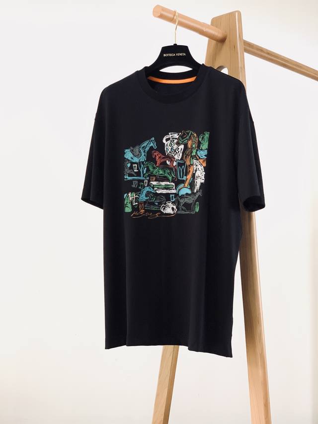 Hermès 爱马仕 2024Ss春夏新品 男士高级休闲短tee，标志性设计衔元素，亮眼时髦，品质感档次感都足够出色。不需要过多logo，懂的人自然明白你穿的是