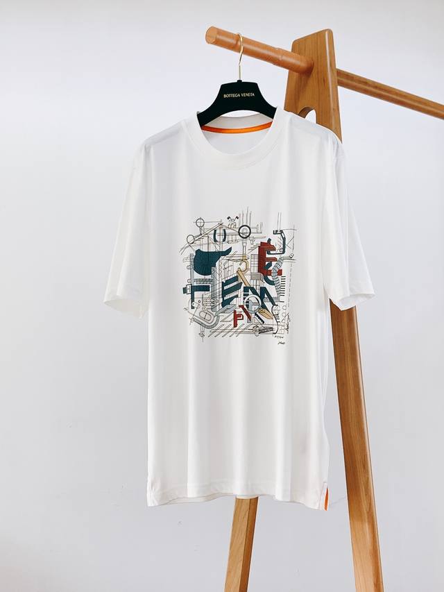 Hermès 爱马仕 2024Ss春夏新品 男士高级休闲短tee，标志性设计衔元素，亮眼时髦，品质感档次感都足够出色。不需要过多logo，懂的人自然明白你穿的是