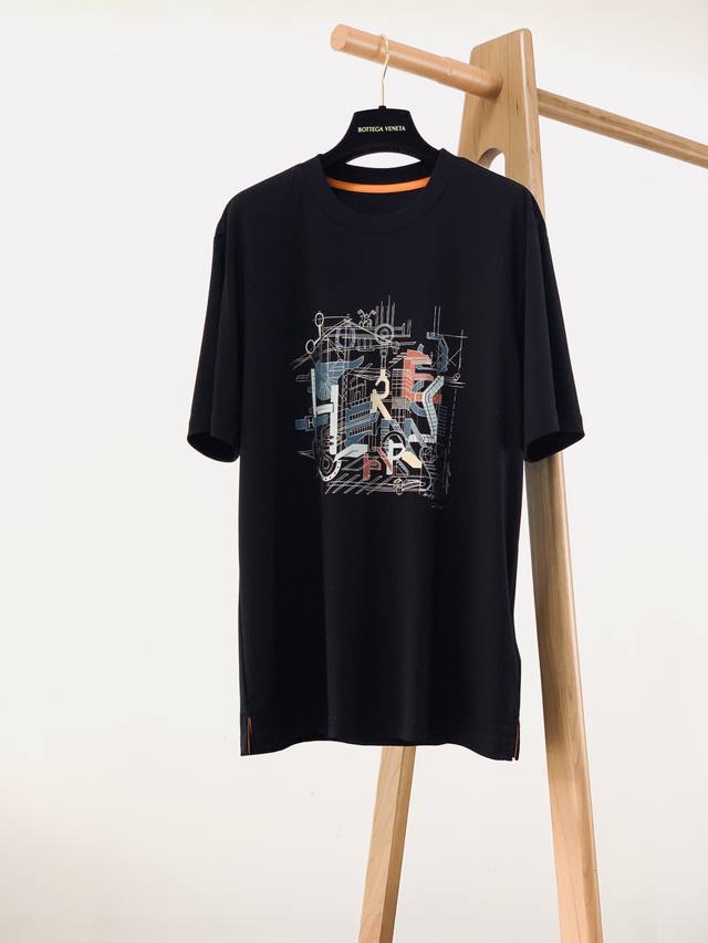 Hermès 爱马仕 2024Ss春夏新品 男士高级休闲短tee，标志性设计衔元素，亮眼时髦，品质感档次感都足够出色。不需要过多logo，懂的人自然明白你穿的是