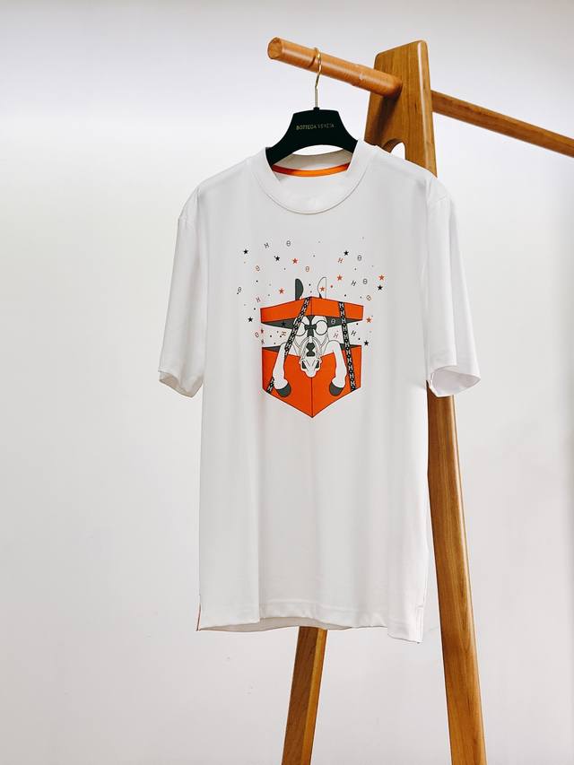 Hermès 爱马仕 2024Ss春夏新品 男士高级休闲短tee，标志性设计衔元素，亮眼时髦，品质感档次感都足够出色。不需要过多logo，懂的人自然明白你穿的是