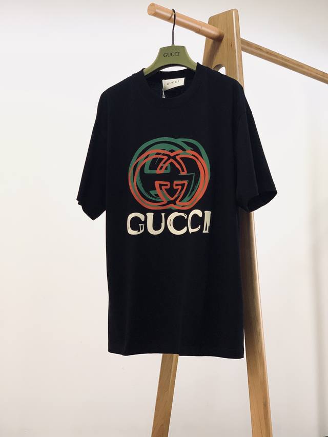 Gucci 古驰 2024Ss春夏新品 Gg字母印花圆领短袖t恤，以缀饰活力印花的运动单品，迎接温暖季节的到来。品牌织带继续为整个设计注入复古气息，品牌标识细节