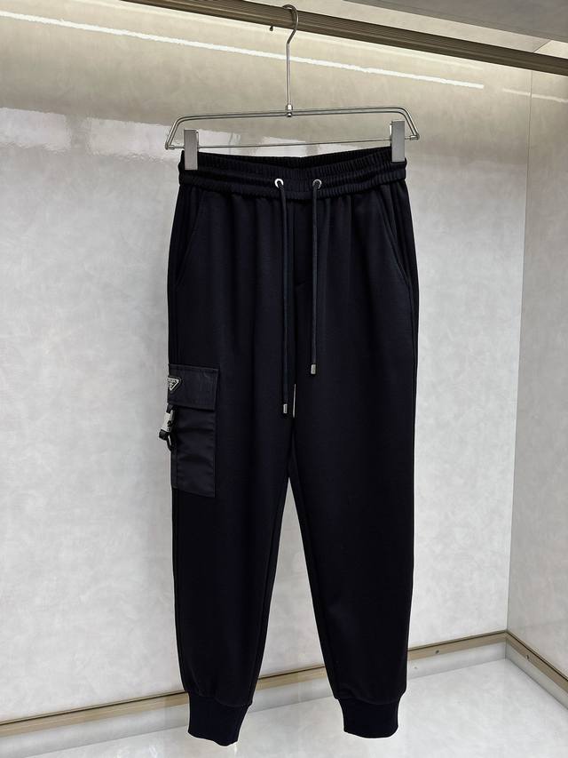 普拉达 2024早春新款休闲裤！官网同步发售。品牌经典logo休闲裤，定制面料，舒适度极好，手触感： 烈。辦识度极高，完美品相工艺。尺码：M-3Xl