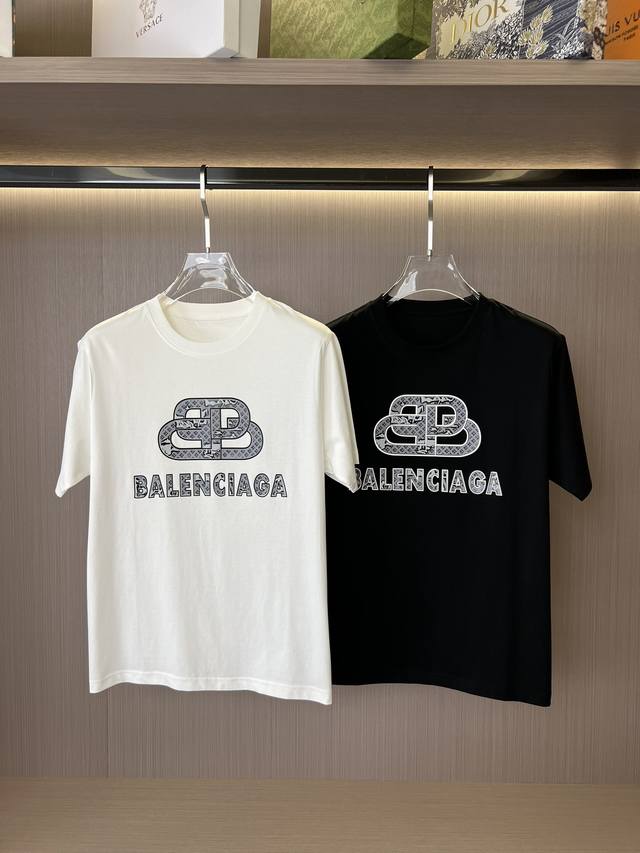 Balenciaga 巴黎世家 短袖t恤 白色 24新款 胸前双b立体胶印环绕，Logo凹凸不平，更具立体感和时尚感 男女同款 面料环保透气纯棉，舒爽透气 颜色