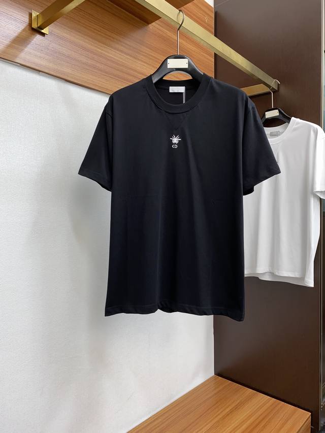 迪奥 24Ss新款刺绣 Logo圆领短袖t恤，新季元素彰显演绎品牌辨识度 定制高支丝光棉面料，上身舒适透气、面料细腻微弹；黑色 白色 M-Xxl