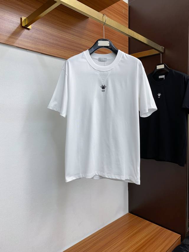 迪奥 24Ss新款刺绣 Logo圆领短袖t恤，新季元素彰显演绎品牌辨识度 定制高支丝光棉面料，上身舒适透气、面料细腻微弹；黑色 白色 M-Xxl