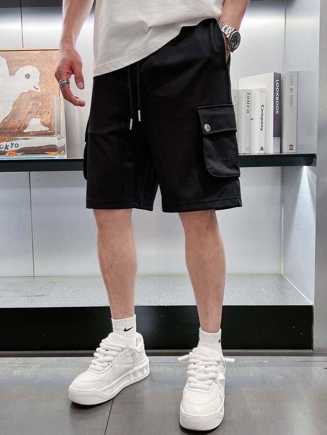 Dolce & Gabbana 新款男士工装袋短裤 高端货简洁时尚大方 定制原版进口面料 简洁利落又清爽 品质做工细节经得起任何形式检验，简约大方百搭款 上身优