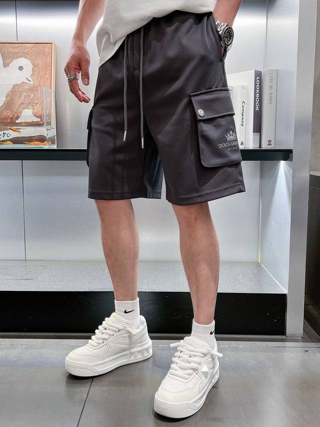 Dolce & Gabbana 新款男士工装袋短裤 高端货简洁时尚大方 定制原版进口面料 简洁利落又清爽 品质做工细节经得起任何形式检验，简约大方百搭款 上身优