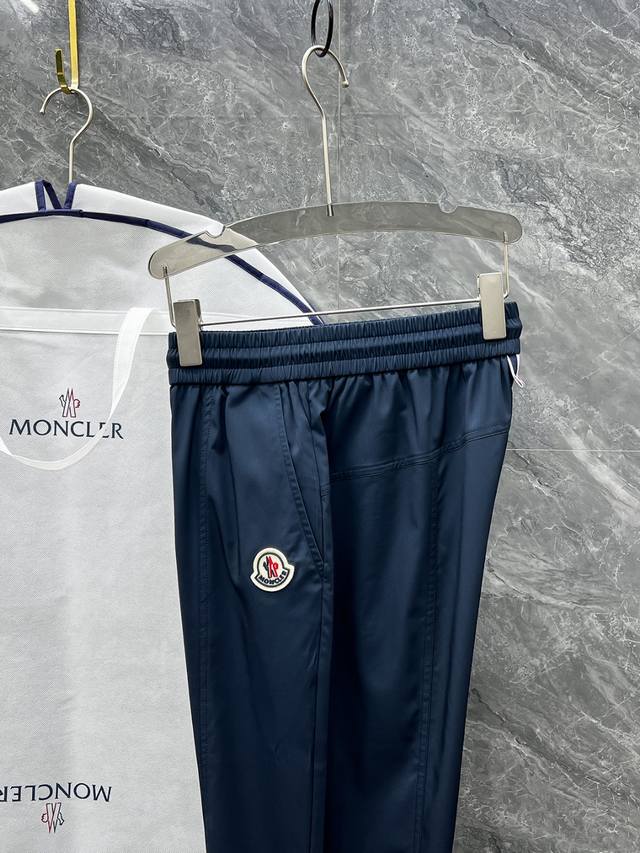Mo# 2024 天丝面料 春夏休闲裤子 美学的焕新诠释,演绎浓郁的格调型时尚风范,细节感和设计感强悍.经典品牌标识做为色彩搭配,演绎经典的品牌时尚,为整体造型