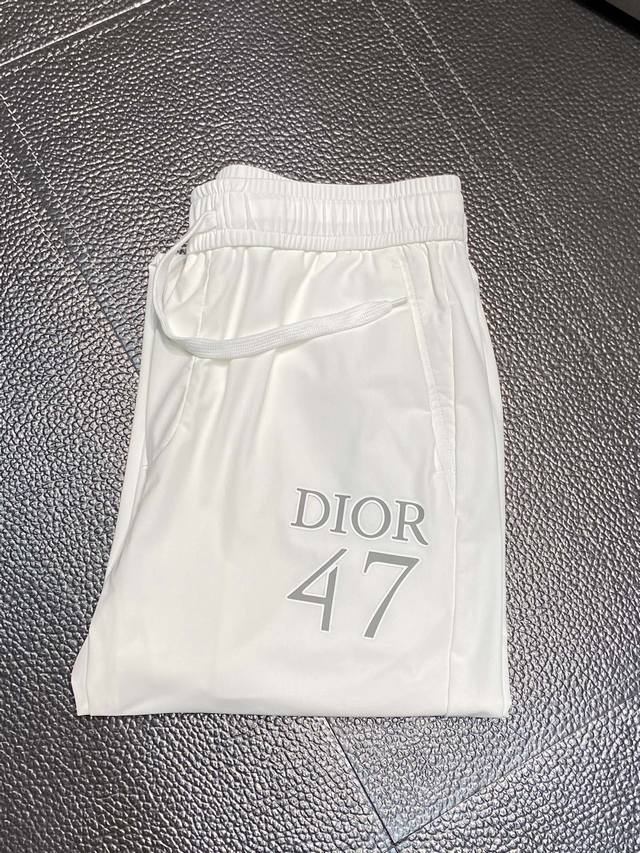 Dior迪奥独家客供新款 休闲裤 高端版本！专柜定制面料 透气舒适度高，细节无可挑剔，品牌元素设计理念，体现高品质。手感细腻柔软！呈现休闲裁剪，上身版型超赞！码